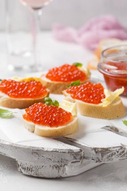 Tereyağı ile baget tost kırmızı havyar, şarap için meze, ch