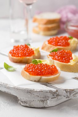 Tereyağı ile baget tost kırmızı havyar, şarap için meze, ch