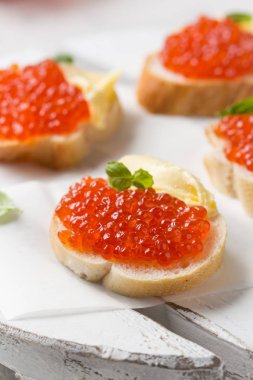 Tereyağı ile baget tost kırmızı havyar, şarap için meze, ch