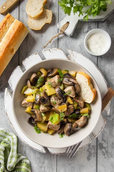 Carne arrosto (maiale, manzo) con patate, zucchine e funghi. A — Foto Stock