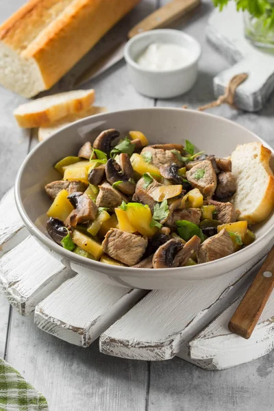 Patates, kabak ve mantar ile rosto et (domuz eti, sığır eti). A — Stok fotoğraf