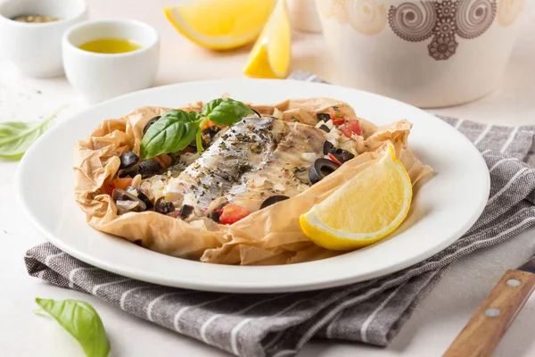 Филе белой рыбы (Поллок, треска, морской окунь, Дорада) с оливками — стоковое фото