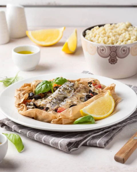 Філе білої риби (минтай, тріска, морський окунь, Дорада) з оливковими — стокове фото