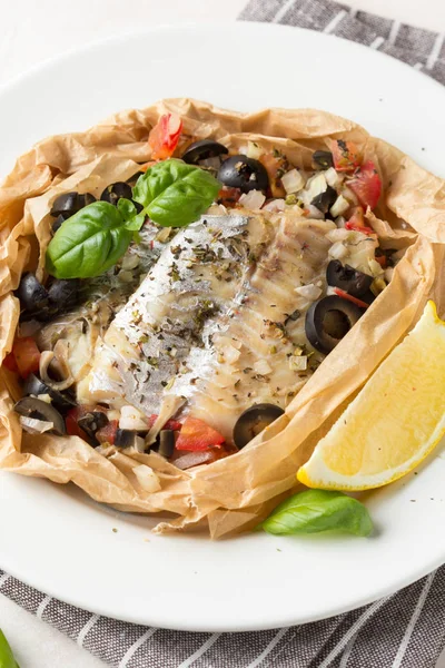 Filet van witte vis (Pollock, kabeljauw, zeebaars, Dorada) met olijf — Stockfoto