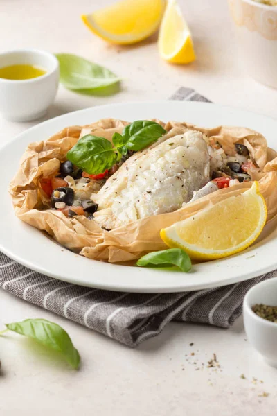 Zeytinli beyaz balık filetosu (Pollock, morina, levrek, Dorada)