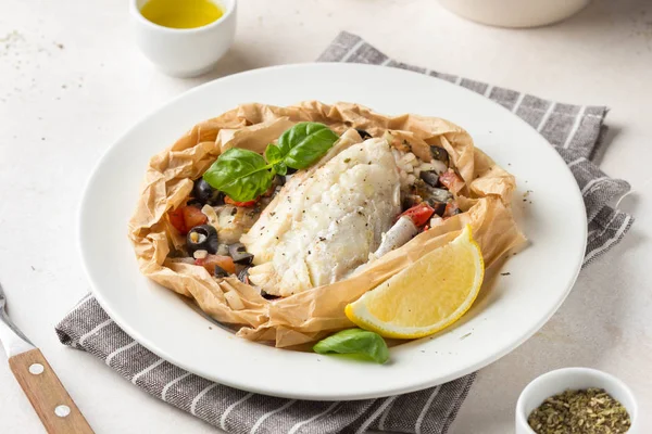 Zeytinli beyaz balık filetosu (Pollock, morina, levrek, Dorada)