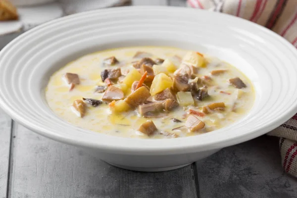 Sopa de queso con champiñones, patatas, zanahorias y croutons Delic —  Fotos de Stock