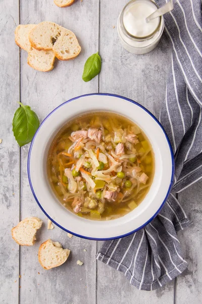 Zuppa di verdure con cavolo, carne, patate, zucchine, carote , — Foto Stock