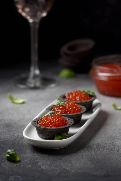 Rode kaviaar in taartjes zwart, aperitief wijn, Champagne. Vakantie — Stockfoto