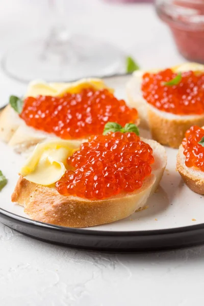 Röd kaviar på baguette toast med smör, förrätt för vin, CH — Stockfoto