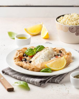 Zeytinli beyaz balık filetosu (Pollock, morina, levrek, Dorada)