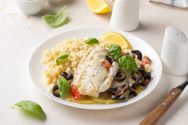 Fırında beyaz balık filetosu (Pollock, morina, levrek, Dorada) ol ile