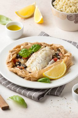 Zeytinli beyaz balık filetosu (Pollock, morina, levrek, Dorada)
