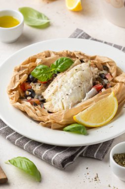 Zeytinli beyaz balık filetosu (Pollock, morina, levrek, Dorada)