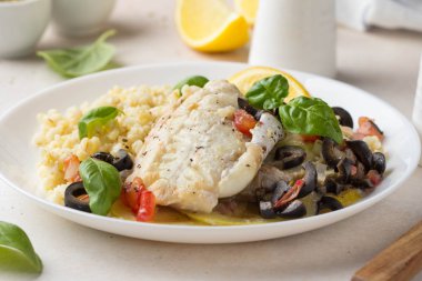 Fırında beyaz balık filetosu (Pollock, morina, levrek, Dorada) ol ile