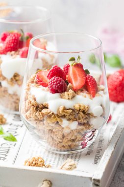 Yoğurt ve çilek ile Granola (ahududu, çilek) için 