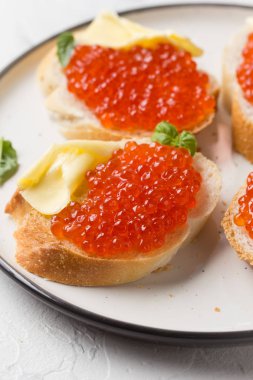 Tereyağı ile baget tost kırmızı havyar, şarap için meze, ch