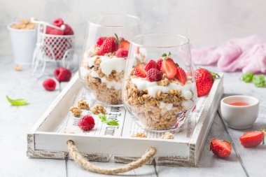 Yoğurt ve çilek ile Granola (ahududu, çilek) için 
