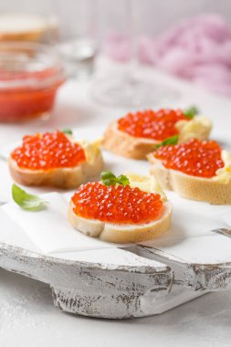 Tereyağı ile baget tost kırmızı havyar, şarap için meze, ch