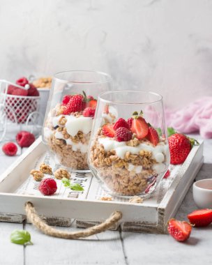 Yoğurt ve çilek ile Granola (ahududu, çilek) için 