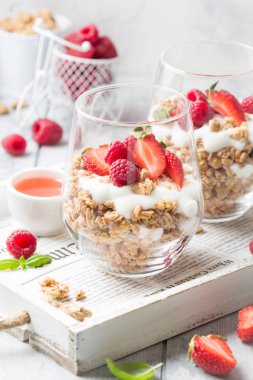 Yoğurt ve çilek ile Granola (ahududu, çilek) için 