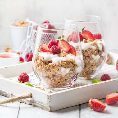 Yoğurt ve çilek ile Granola (ahududu, çilek) için 