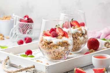 Yoğurt ve çilek ile Granola (ahududu, çilek) için 