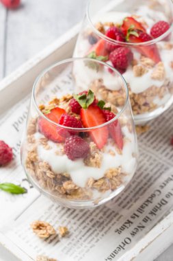 Yoğurt ve çilek ile Granola (ahududu, çilek) için 