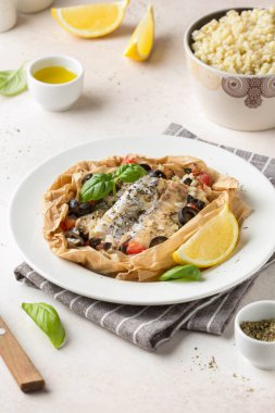 Zeytinli beyaz balık filetosu (Pollock, morina, levrek, Dorada)