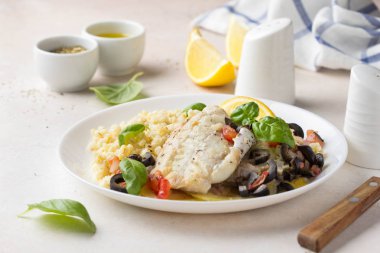 Fırında beyaz balık filetosu (Pollock, morina, levrek, Dorada) ol ile