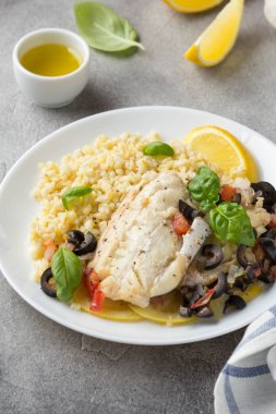 Fırında beyaz balık filetosu (Pollock, morina, levrek, Dorada) ol ile