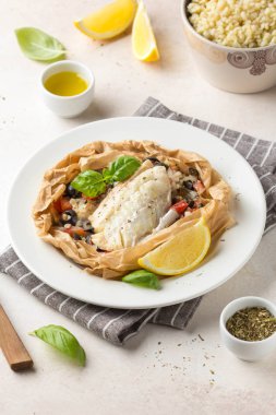 Zeytinli beyaz balık filetosu (Pollock, morina, levrek, Dorada)