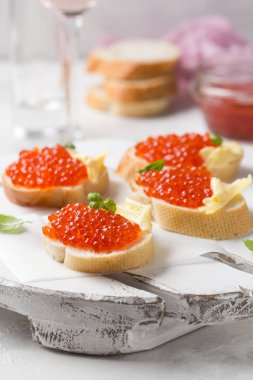 Tereyağı ile baget tost kırmızı havyar, şarap için meze, ch