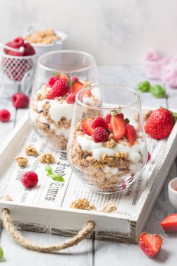 Yoğurt ve çilek ile Granola (ahududu, çilek) için 