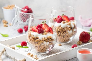 Yoğurt ve çilek ile Granola (ahududu, çilek) için 