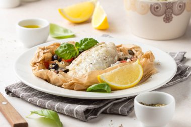 Zeytinli beyaz balık filetosu (Pollock, morina, levrek, Dorada)