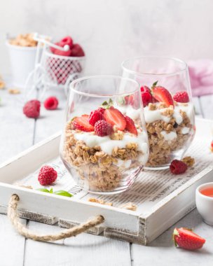 Yoğurt ve çilek ile Granola (ahududu, çilek) için 