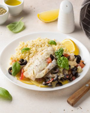 Fırında beyaz balık filetosu (Pollock, morina, levrek, Dorada) ol ile