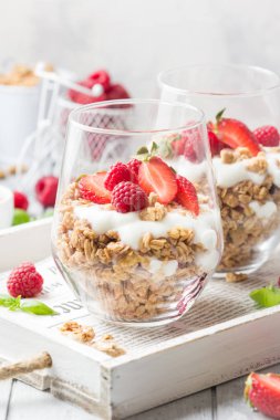 Yoğurt ve çilek ile Granola (ahududu, çilek) için 