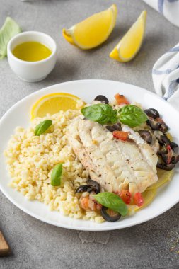 Fırında beyaz balık filetosu (Pollock, morina, levrek, Dorada) ol ile