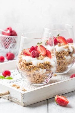 Yoğurt ve çilek ile Granola (ahududu, çilek) için 