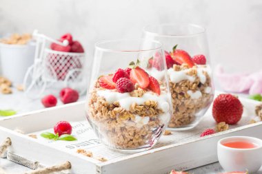 Yoğurt ve çilek ile Granola (ahududu, çilek) için 