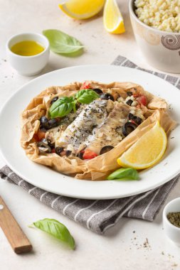 Zeytinli beyaz balık filetosu (Pollock, morina, levrek, Dorada)