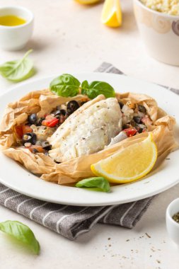 Zeytinli beyaz balık filetosu (Pollock, morina, levrek, Dorada)