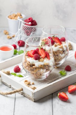 Yoğurt ve çilek ile Granola (ahududu, çilek) için 