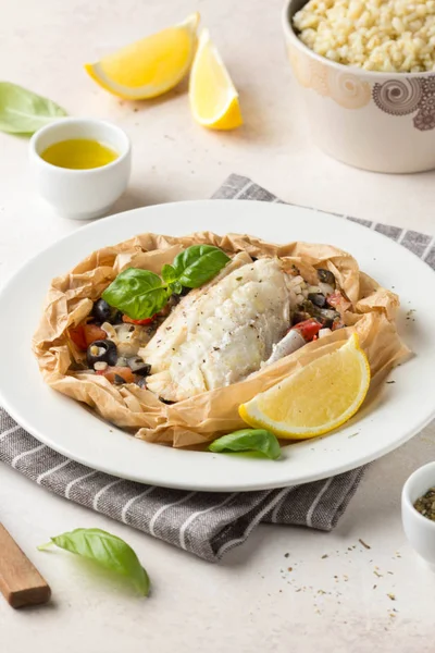 Zeytinli beyaz balık filetosu (Pollock, morina, levrek, Dorada)