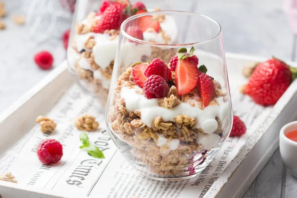 Granola with yogurt and berries (raspberries, strawberries) for — Stock Photo, Image