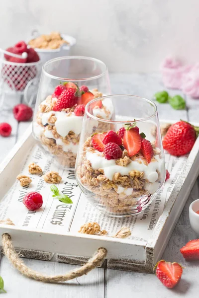 Yoğurt ve çilek ile Granola (ahududu, çilek) için 