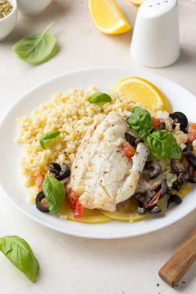 Baked white fish fillet (Pollock, cod, sea bass, Dorada) with ol — Stock Photo, Image