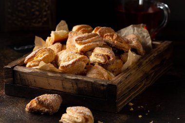 Süzme peynirli kurabiyeler, bisküvi üçgenleri, lezzetli öğle yemeği. Chil